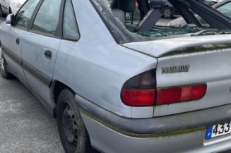 Arret de porte avant droit RENAULT SAFRANE