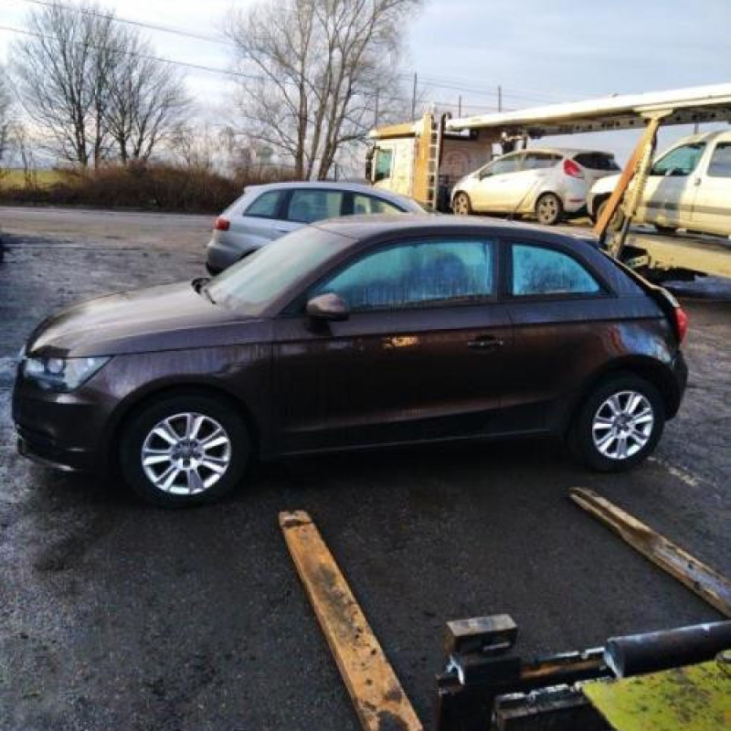 Attache ceinture arriere gauche AUDI A1 1 Photo n°7