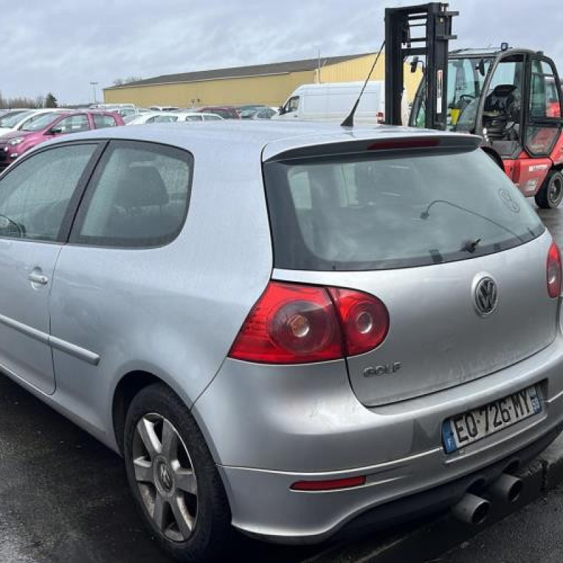 Feu arriere secondaire droit (feux) VOLKSWAGEN GOLF 5 Photo n°8