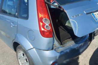 Arret de porte avant gauche FORD FIESTA 5