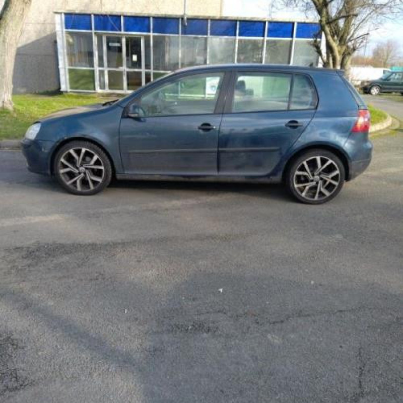 Feu arriere secondaire droit (feux) VOLKSWAGEN GOLF 5 Photo n°7