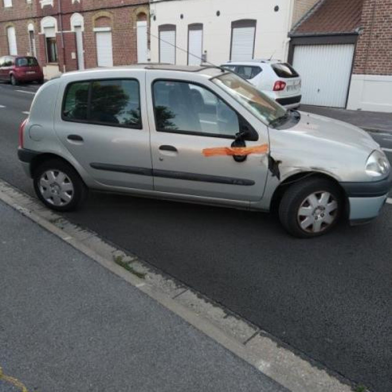 Pare choc arriere RENAULT CLIO 2 Photo n°9