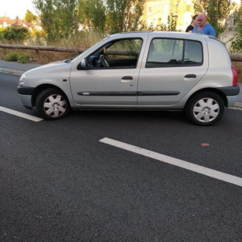 Pare choc arriere RENAULT CLIO 2 Photo n°11