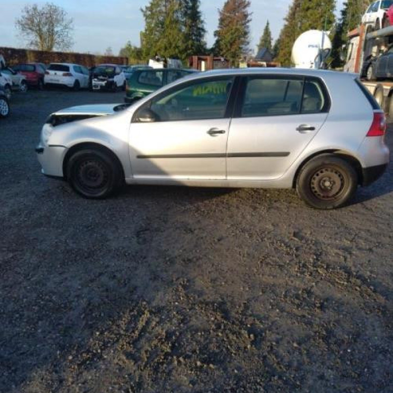 Feu arriere secondaire droit (feux) VOLKSWAGEN GOLF 5 Photo n°4