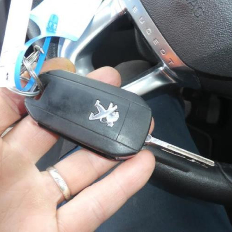 Attache ceinture avant droit PEUGEOT 208 1 Photo n°13