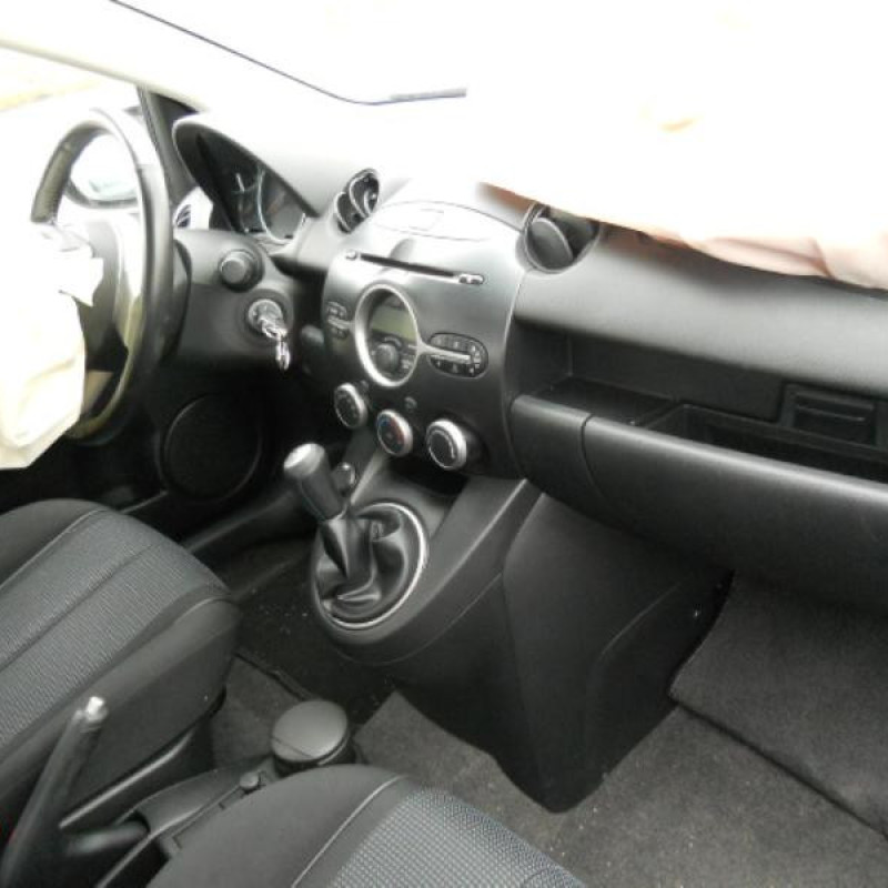 Attache ceinture arriere centrale MAZDA 2 2 Photo n°8