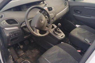 Pare boue avant gauche RENAULT SCENIC 3