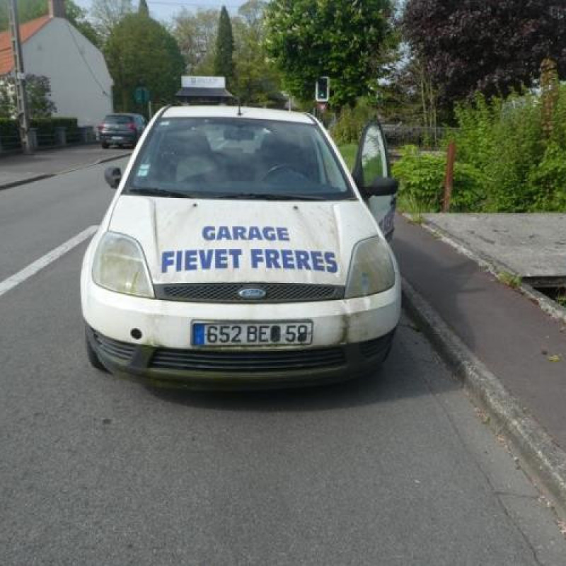 Pare boue avant droit FORD FIESTA 5 Photo n°1