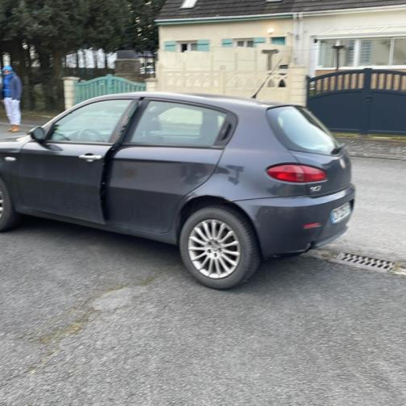 Feu arriere secondaire droit (feux) ALFA ROMEO 147 Photo n°7