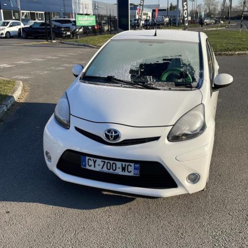 Attache ceinture avant gauche TOYOTA AYGO 1 Photo n°4