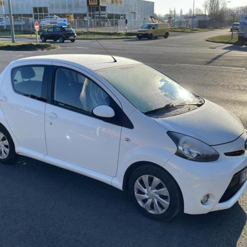 Attache ceinture avant gauche TOYOTA AYGO 1 Photo n°5