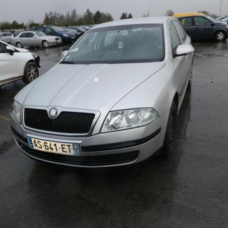 Charniere de capot SKODA OCTAVIA 2