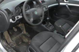 Charniere de capot SKODA OCTAVIA 2