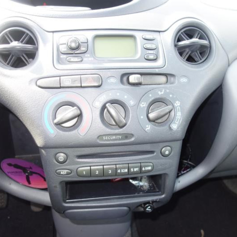 Attache ceinture arriere gauche TOYOTA YARIS 1 Photo n°12