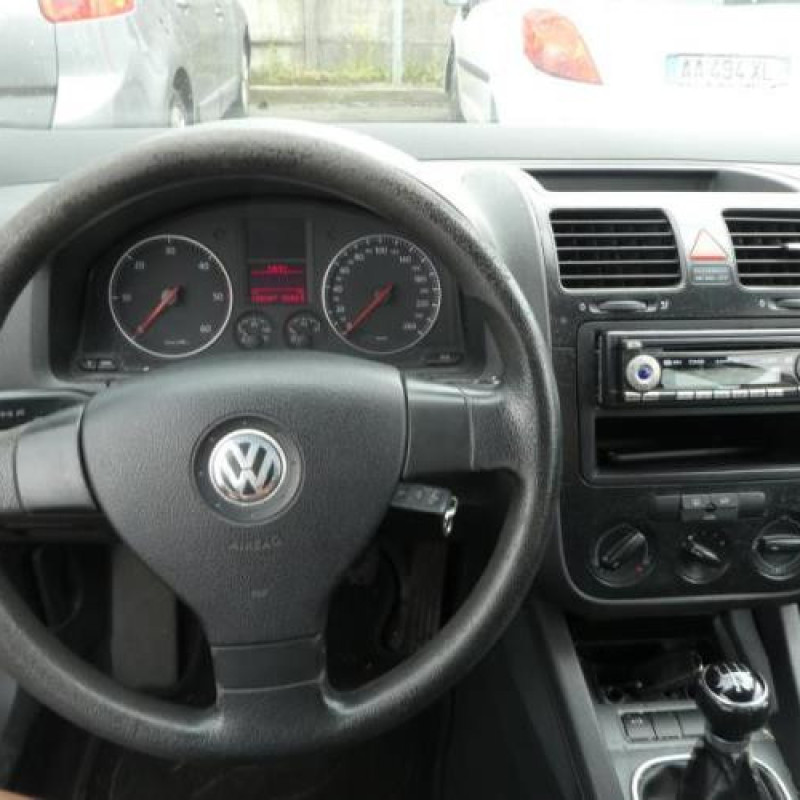 Attache ceinture arriere gauche VOLKSWAGEN GOLF 5 Photo n°10