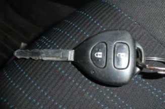 Attache ceinture avant gauche TOYOTA AURIS 1