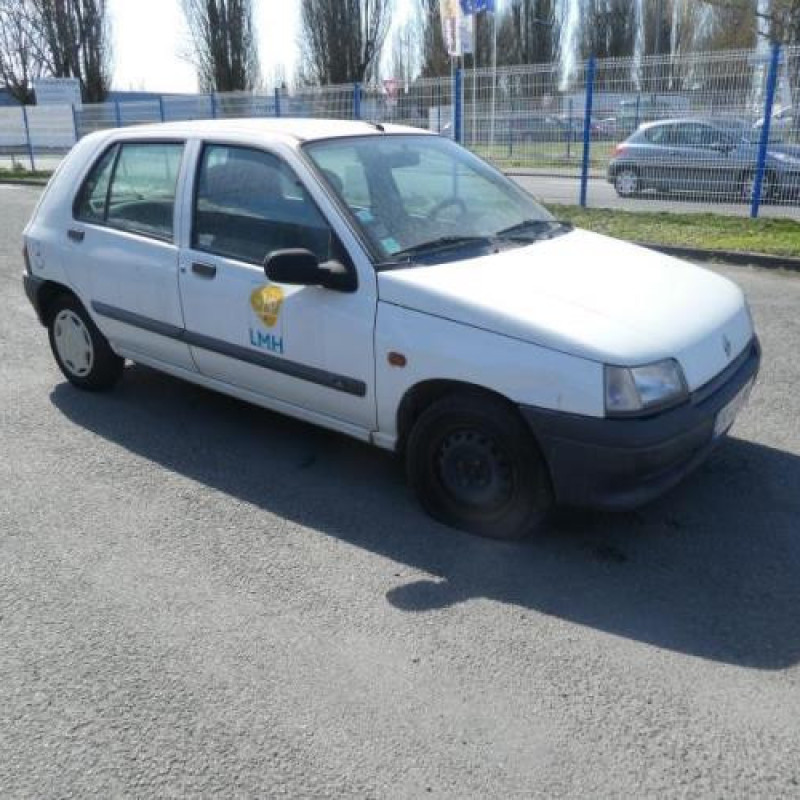 Pare choc arriere RENAULT CLIO 1 Photo n°8