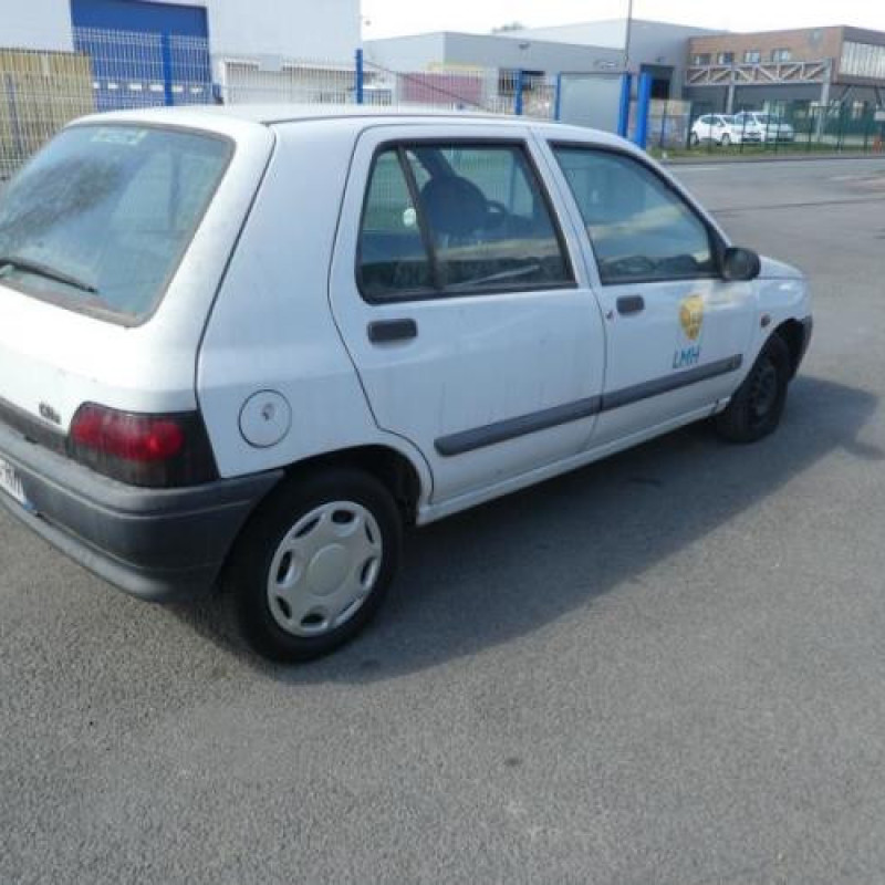 Pare choc arriere RENAULT CLIO 1 Photo n°9