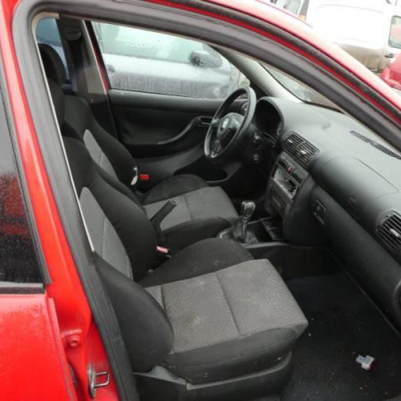 Attache ceinture arriere gauche SEAT LEON 1 Photo n°8