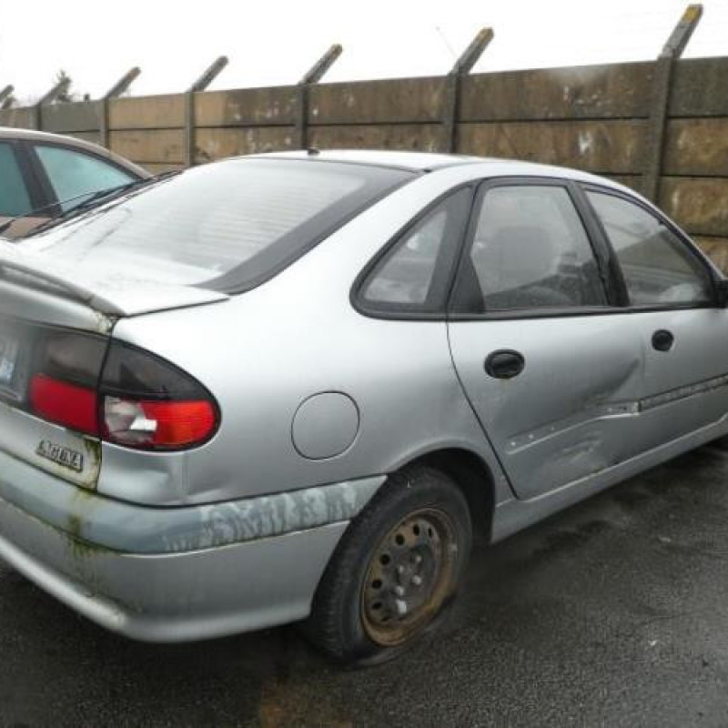 Pare choc arriere RENAULT LAGUNA 1 Photo n°8