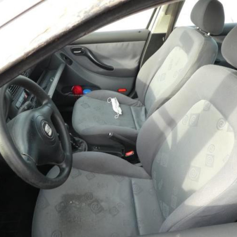 Attache ceinture arriere gauche SEAT LEON 1 Photo n°8