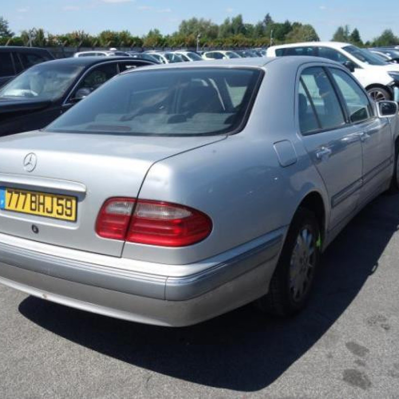 Feu arriere stop central MERCEDES CLASSE E 210 Photo n°5