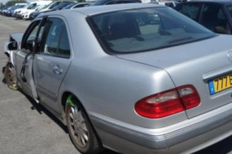 Feu arriere stop central MERCEDES CLASSE E 210