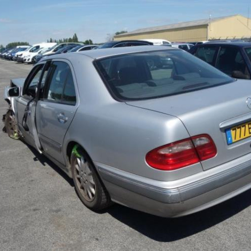 Feu arriere stop central MERCEDES CLASSE E 210 Photo n°6