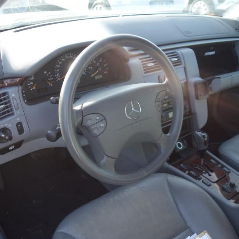 Ceinture arriere gauche MERCEDES CLASSE E 210 Photo n°8