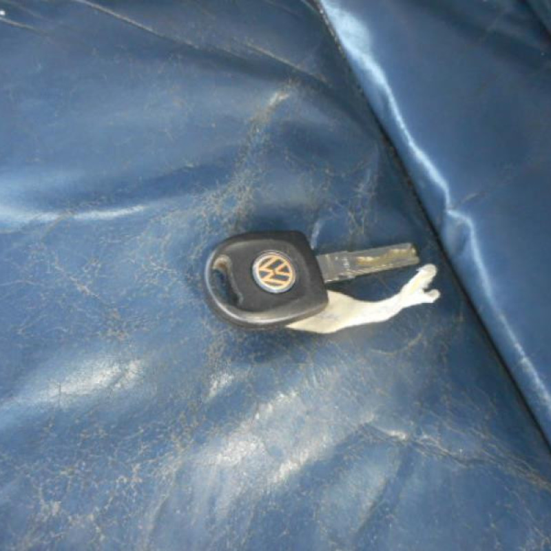 Attache ceinture avant gauche VOLKSWAGEN NEW BEETLE 1 Photo n°11