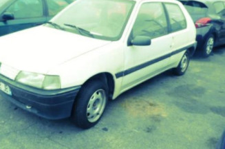 Attache ceinture arriere gauche PEUGEOT 106