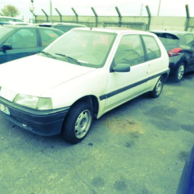 Attache ceinture arriere gauche PEUGEOT 106 Photo n°4