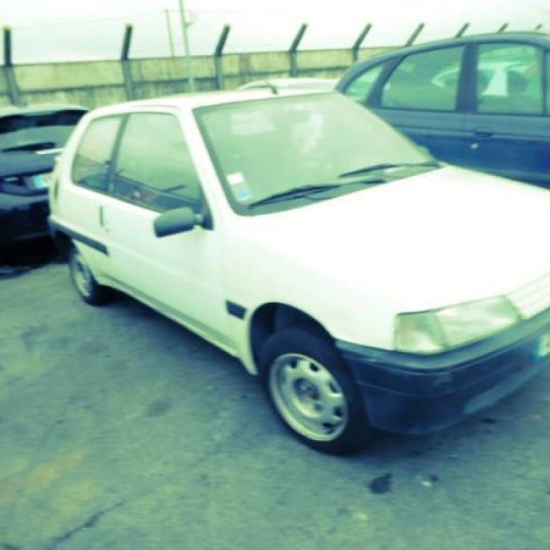 Attache ceinture arriere gauche PEUGEOT 106 Photo n°5