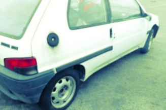 Attache ceinture arriere gauche PEUGEOT 106