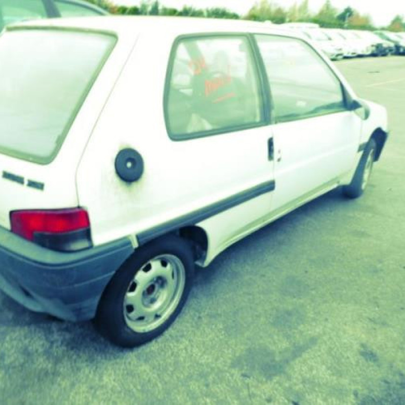 Attache ceinture arriere gauche PEUGEOT 106 Photo n°6