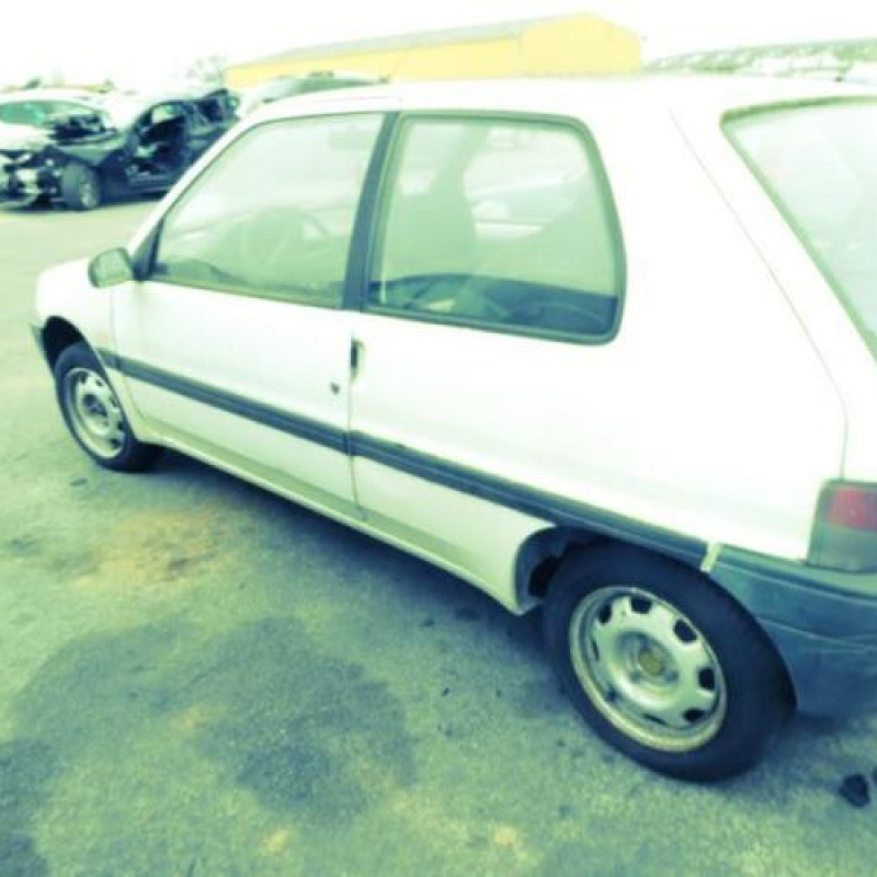 Attache ceinture arriere gauche PEUGEOT 106 Photo n°7