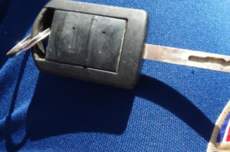 Attache ceinture arriere gauche OPEL MERIVA A