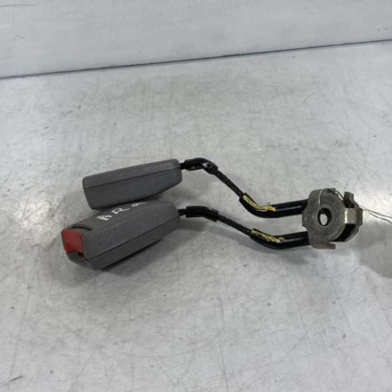 Attache ceinture arriere centrale VOLKSWAGEN GOLF 4 Photo n°2