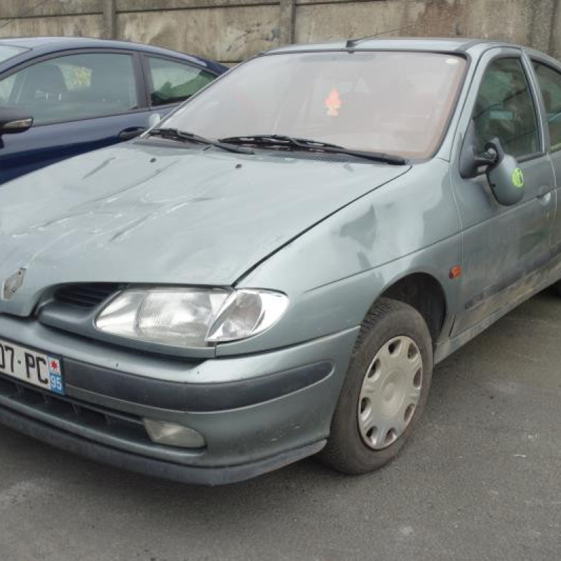 Pare choc arriere RENAULT MEGANE 1 Photo n°4