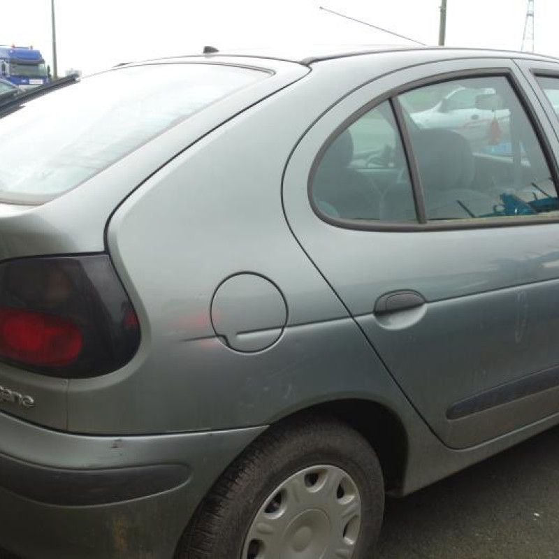 Pare choc arriere RENAULT MEGANE 1 Photo n°6