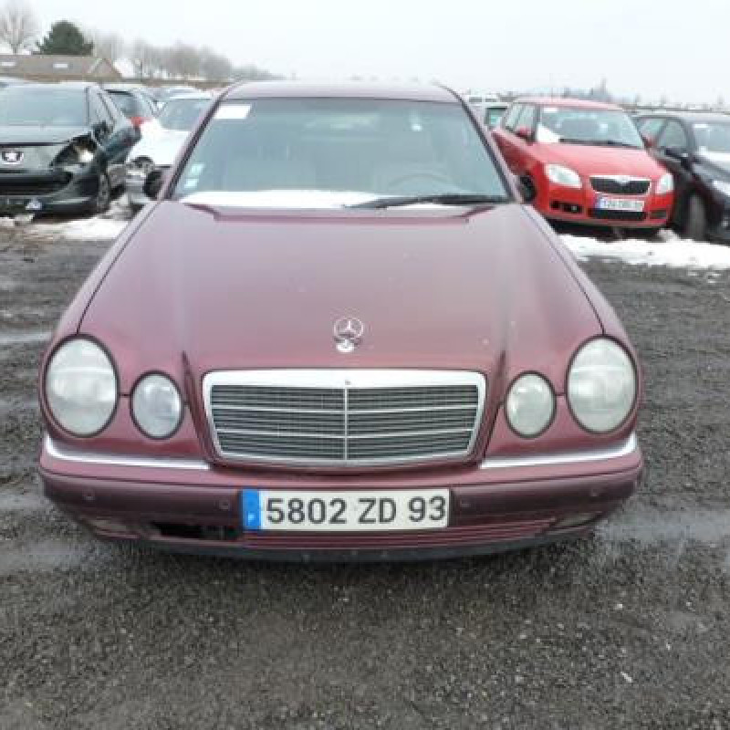 Calandre MERCEDES CLASSE E 210 Photo n°3