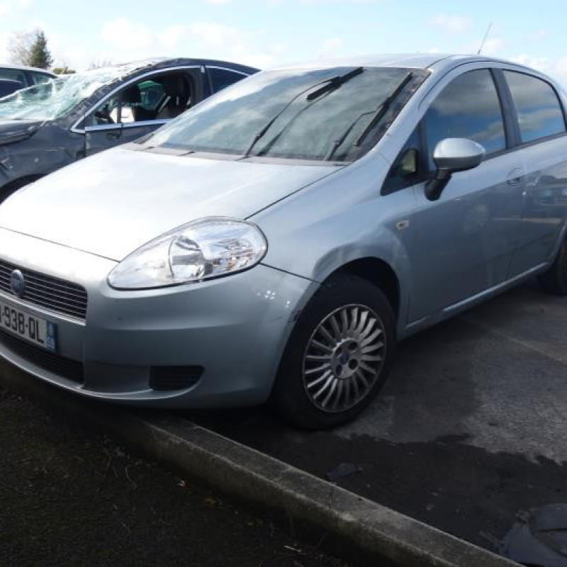 Pare choc arriere FIAT GRANDE PUNTO Photo n°3