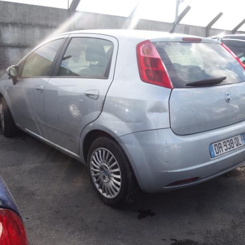 Pare choc arriere FIAT GRANDE PUNTO Photo n°6