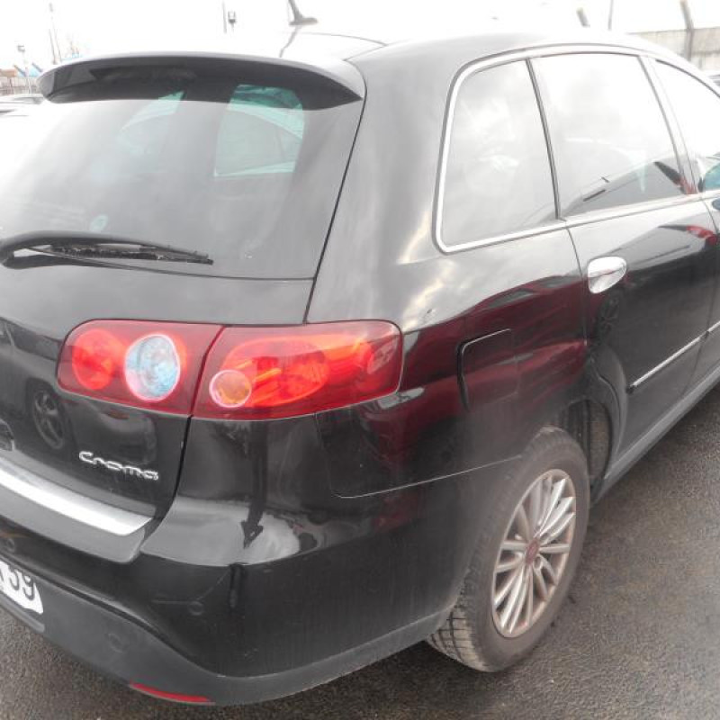 Pare choc arriere FIAT CROMA 2 Photo n°6