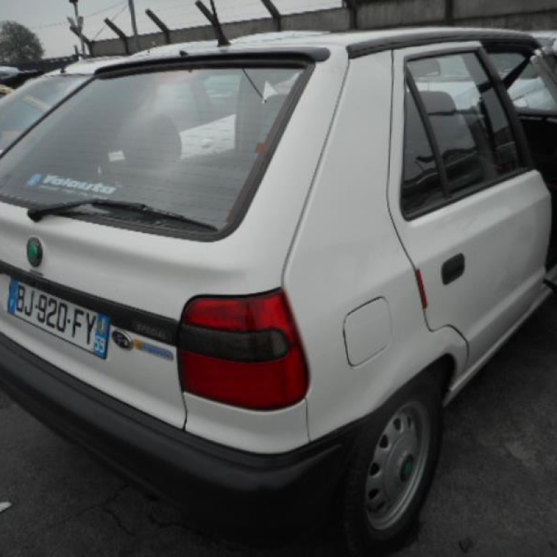 Pare choc arriere SKODA FELICIA Photo n°4