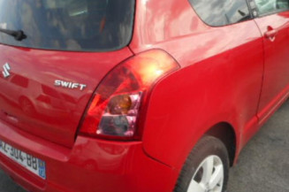 Charniere de porte avant droit SUZUKI SWIFT 3