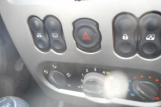 Poignee interieur avant droit DACIA SANDERO 1