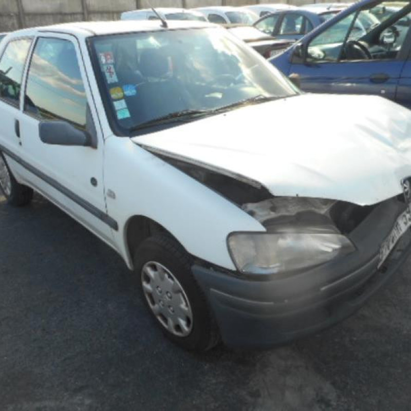 Attache ceinture arriere centrale PEUGEOT 106 Photo n°5