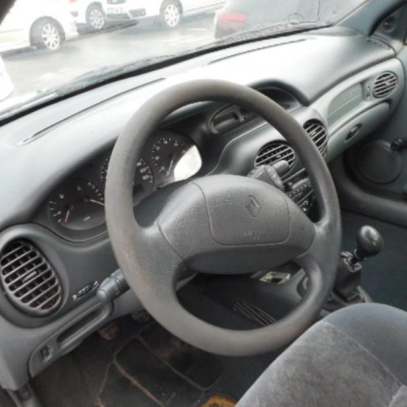 Pompe de direction RENAULT MEGANE 1 Photo n°6