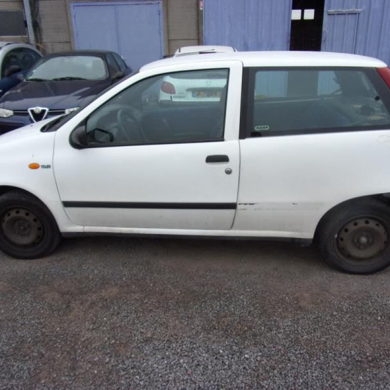 Custode arriere droit FIAT PUNTO 1 Photo n°4